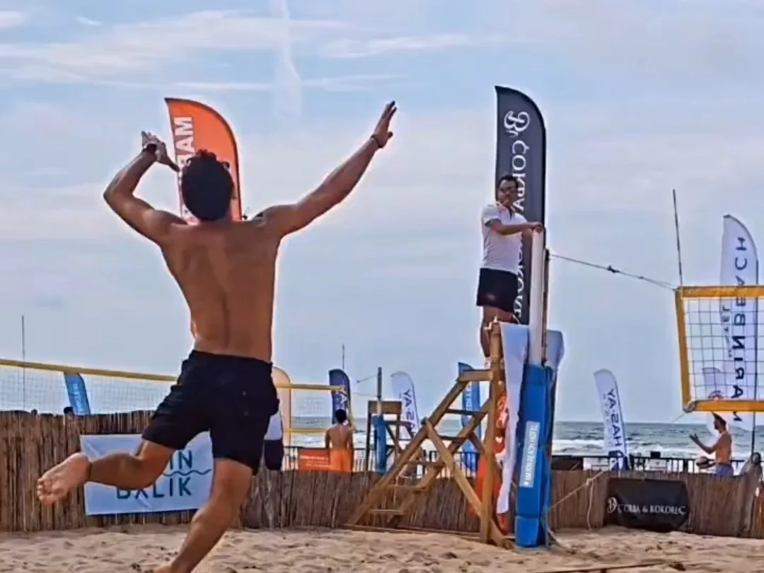 Plaj voleybolu turnuvasında smaç